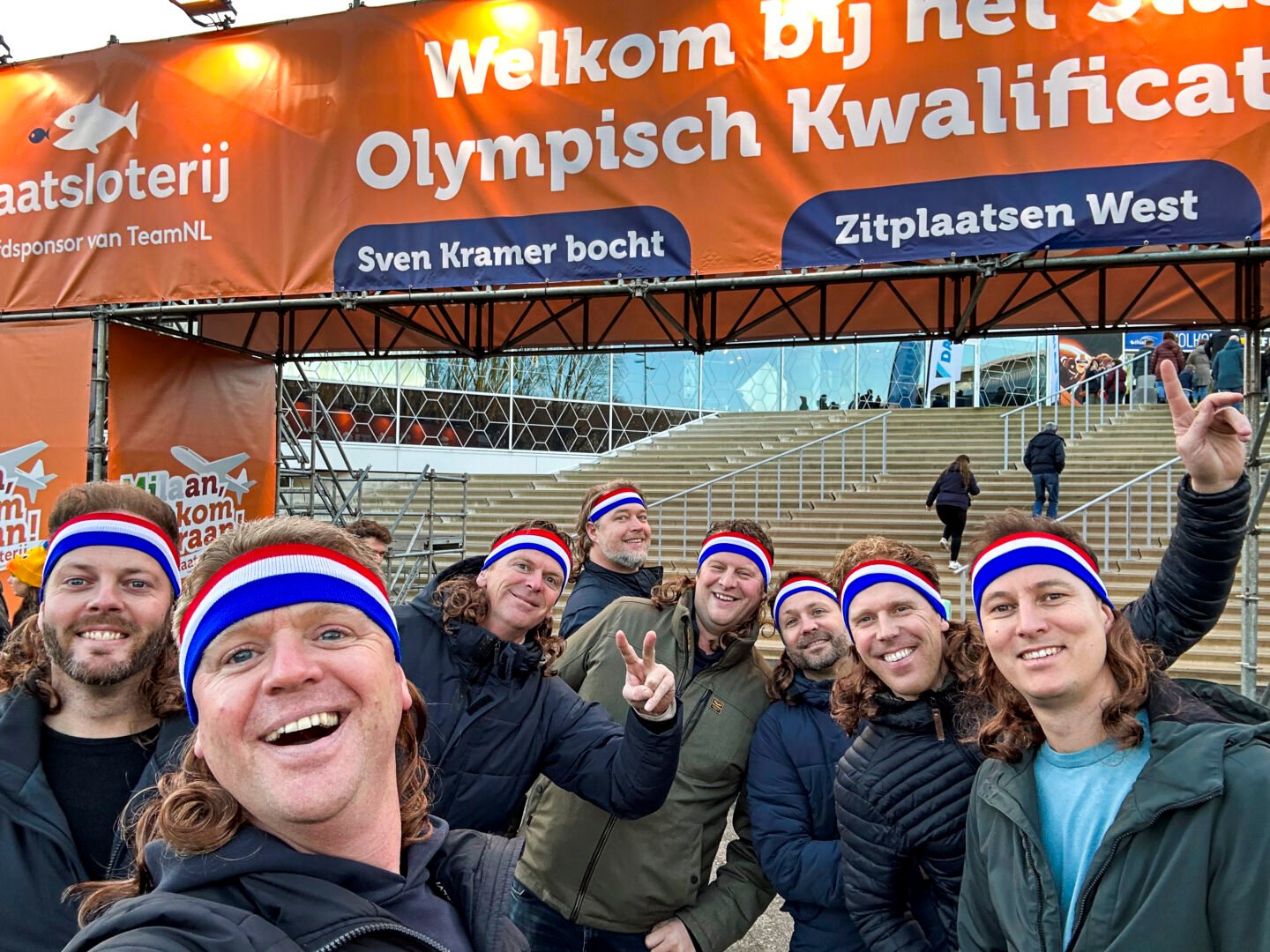 De Matties van Jorrit Bergsma poseren voor Thialf