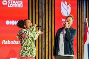 Diggy Dex en Adriana zingen Omhoog 2026 - Come Va