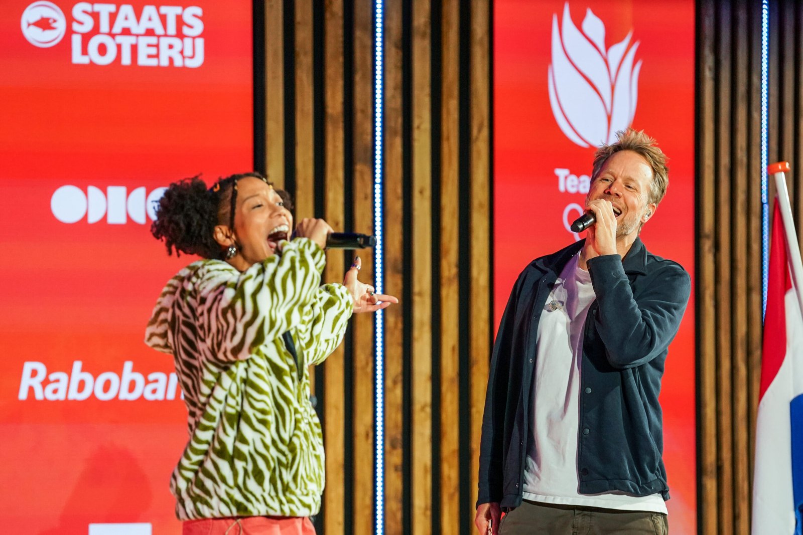 Diggy Dex en Adriana zingen Omhoog 2026 - Come Va