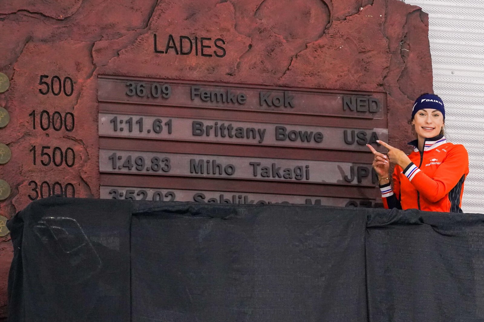 Femke Kok toont haar wereldrecord op de 500 meter