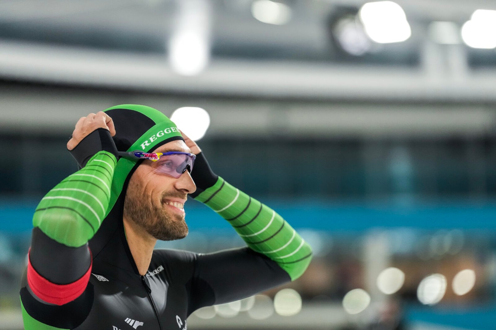 Lachende Kjeld Nuis bij start NK Afstanden 2025