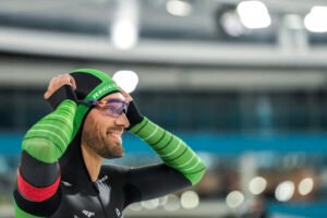 Lachende Kjeld Nuis bij start NK Afstanden 2025