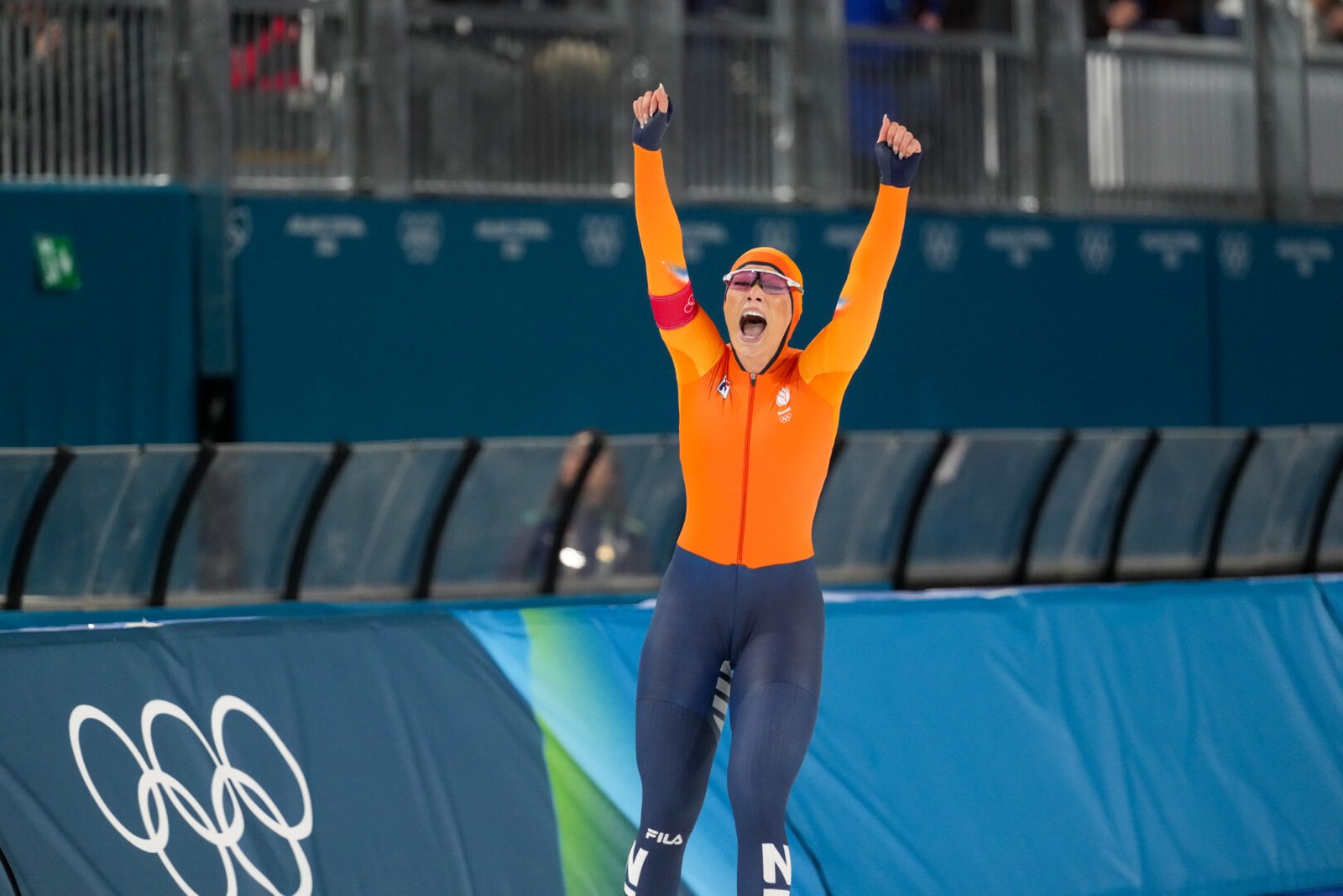 Jutta Leerdam komt juichend over de finish na haar winnende 1000 meter op de Olympische Spelen