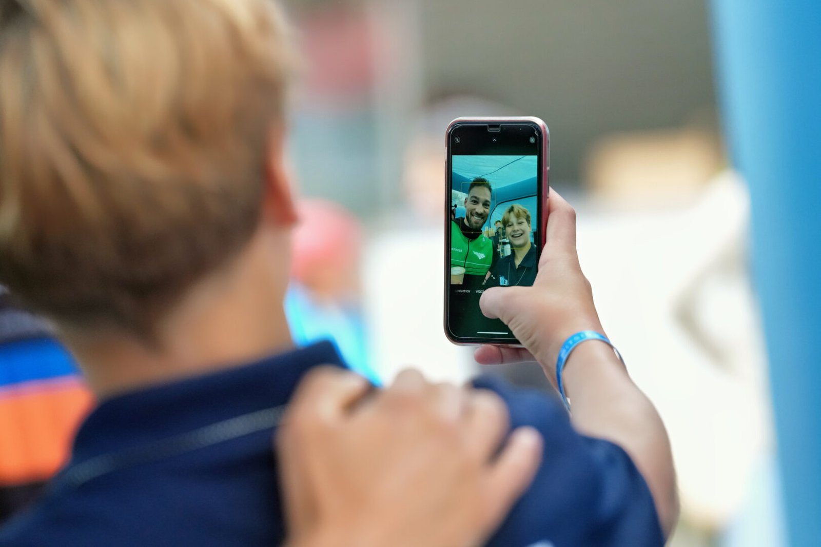 Kjeld Nuis maakt foto met fan