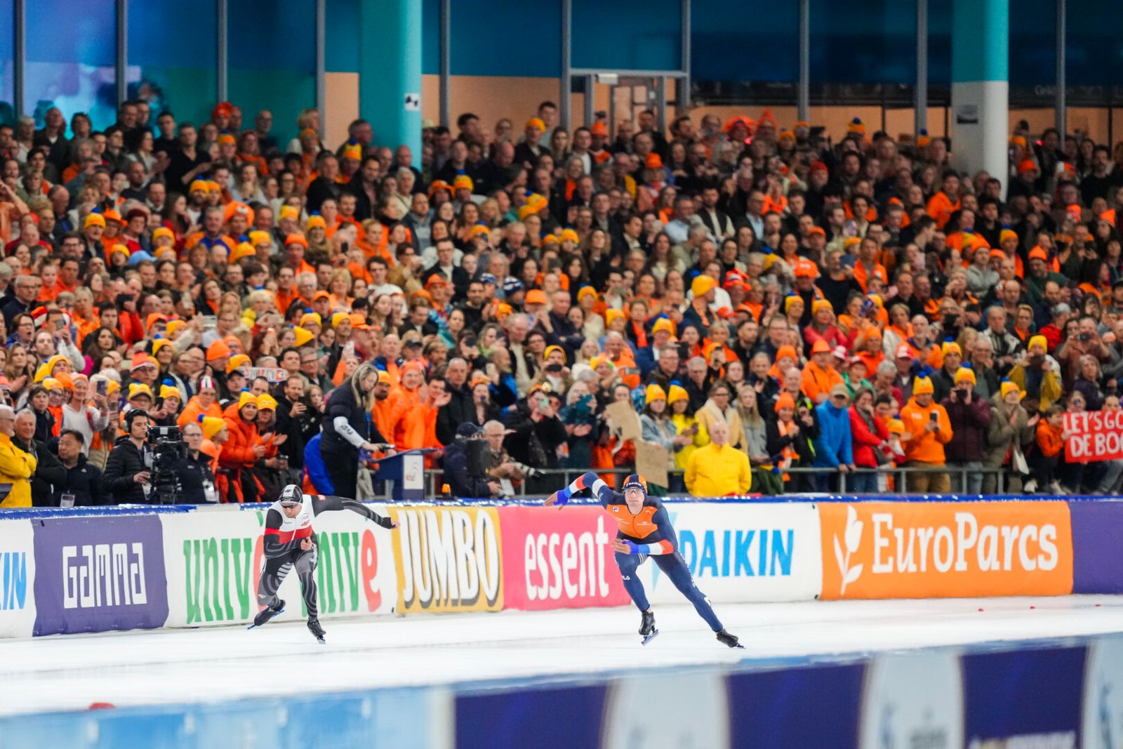Een kolkend publiek in Thialf bij de start van Jenning de Boo