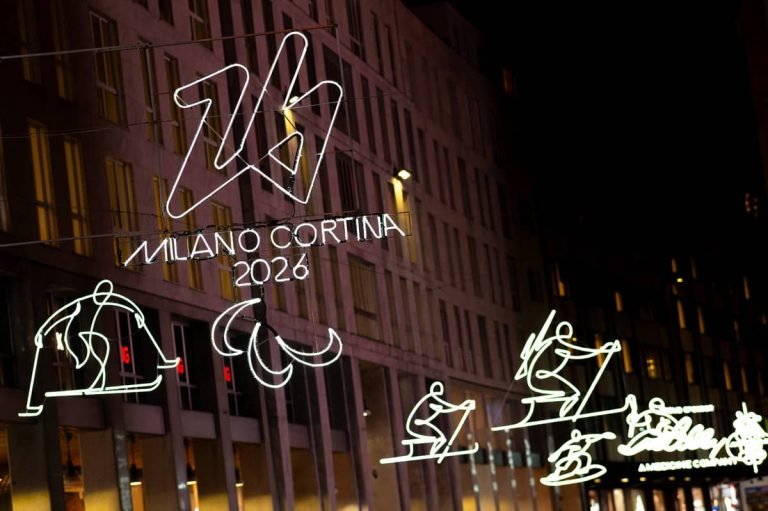 De Olympische logo's van Milano Cortina in de straten van Milaan